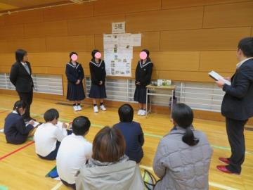 体育館内で夢前町産のバジルについての発表をする参加者の様子