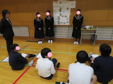 体育館内でバジルについて質問をする参加者の様子