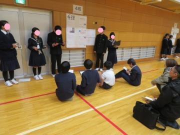 体育館内で鹿肉の加工についての発表をする参加者の様子