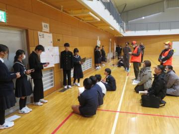 体育館内でポスターセッション形式での発表をする参加者の様子