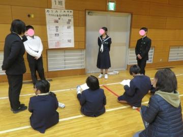 体育館内でカリカリ大作戦についての質疑応答をする参加者の様子