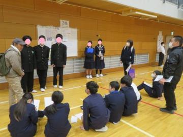 体育館内で夢前町の生き物についての質疑応答をする参加者の様子