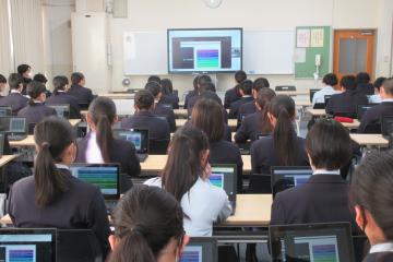 9年生がWEB講演を受けている様子