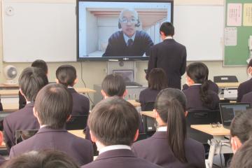 生徒代表が挨拶をしている様子