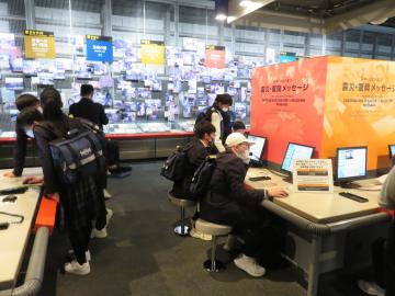 8年生が震災について学習している様子