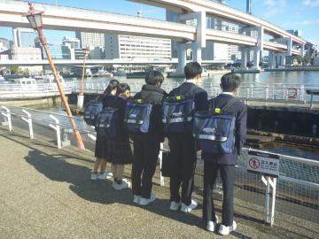 8年生が保存してある岸壁を眺めている様子