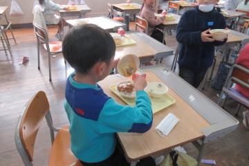 1年生の給食の様子