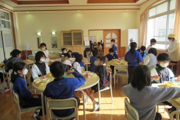 配膳が終わったランチルームの様子