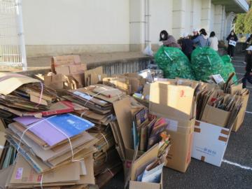 集まったアルミ缶古紙