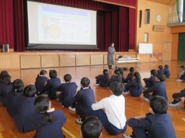 ノーベル賞の紹介をする校長