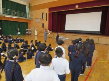 学年対抗廃品回収の表彰のようす