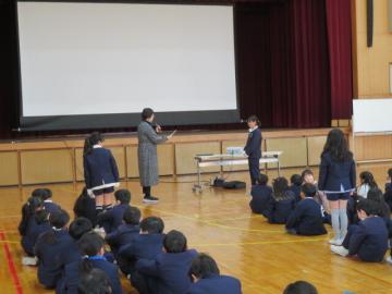 競書会の伝達表彰のようす