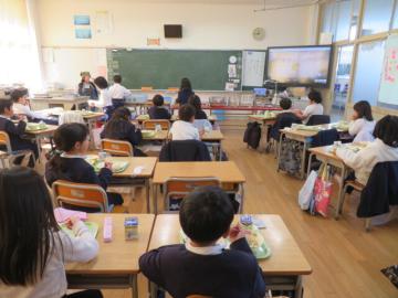 1年生の給食のようす