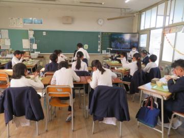 4年生の給食ようす