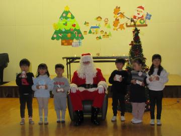 4歳児サンタさんと写真をとったよ