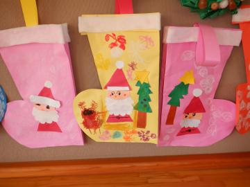 室内で飾られた4歳児の製作物の様子。サンタクロースが描かれた靴下です。