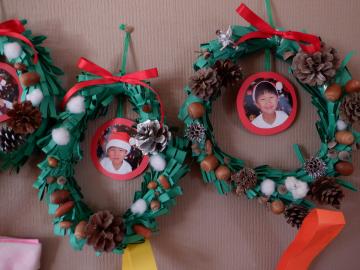 室内で飾られた4歳児がつくったリースの様子