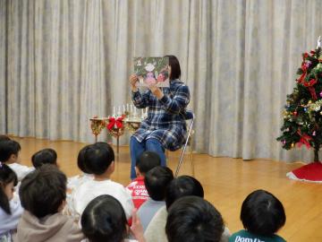 室内で紙芝居を見る幼児たちの様子