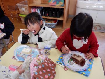 室内でケーキを食べる幼児たちの様子