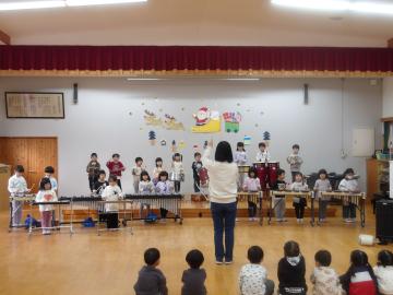 遊戯室内で合奏をする4歳児たちの様子