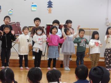 遊戯室内で歌を歌う4歳児たちの様子