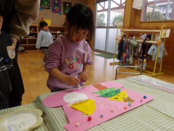 室内でブーツをつくる3歳児の様子