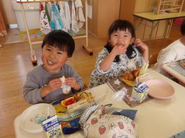 室内で給食を食べる3歳児たちの様子
