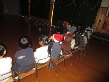 室内で着席しクリスマス会に参加する幼児たちの様子