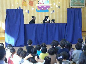 『たまご、たまご』の劇を見ている様子