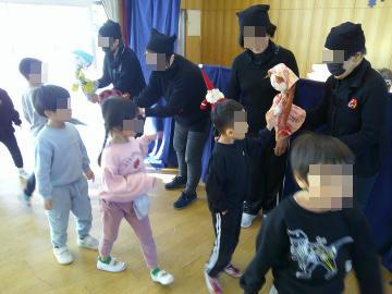 人形にタッチしてお別れをしている様子