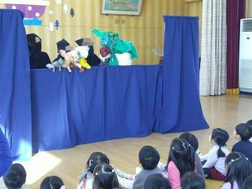 『大きなかぶ』の劇を見ている様子