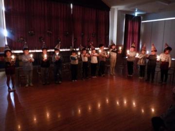 5歳児がキャンドルサービスをしているところ