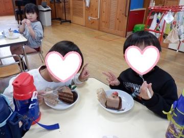 ケーキを食べているところ