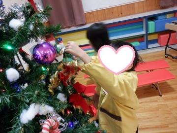 クリスマスツリーに飾りつけをしているところ