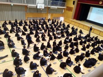 赤ちゃん抱っこ体験のようす