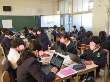 倍数をみつけるプログラム作りに取り組む6年生