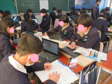 見つけた倍数をぬりつぶしていく6年生