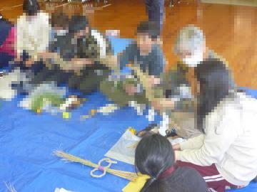 しめ縄のパーツを組み合わせている様子