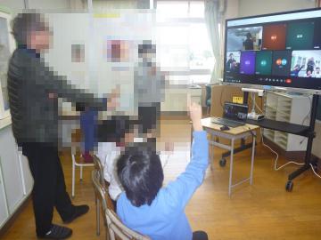 モニター越しに他校と交流する児童の様子