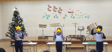 ミュージックベルを演奏する子ども達