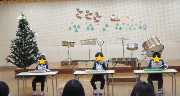 鍵盤ハーモニカを弾く子ども達