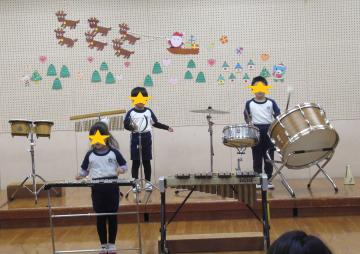 いろいろな楽器を使って合奏をする子ども達1