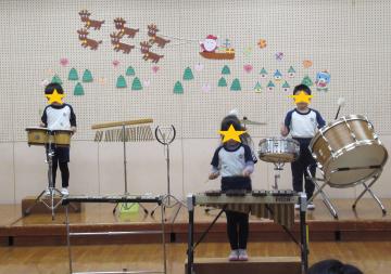 いろいろな楽器を使って合奏をする子ども達2