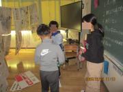 6年生お化け屋敷で迷っている様子