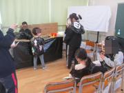 もぐらたたきに挑戦する前に説明を聞く様子