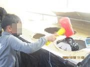 もぐらたたきでもぐらにヒットさせるようす