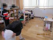 ボウリングでストライクを狙って投げる様子