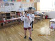 ボウリングをする児童を応援している様子