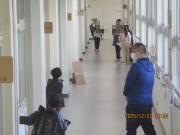 お店にお客さんを呼んでいる様子