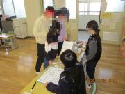 どんぐりころがしのゲームを楽しむ様子